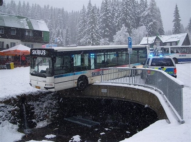 V Peci pod Snkou dolo k hrzostran vypadající nehod skibusu. Po smyku...