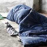 Bezdomovec byl nalezen zabalen ve spacm pytli. Bohuel vak nespal, ale byl...