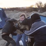 Napadení reportéra v Calais.