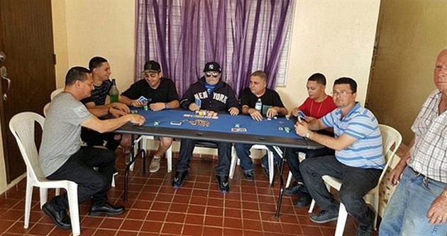 Karbank Henry zemel na pedvkovn alkoholem a drogami. Pokerov kamardi si...