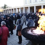 Ped smuten sn stranickho krematoria se shromdilo nkolik destek...