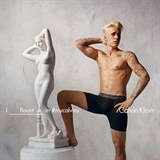 Na fotky ve stoje zvolil Bieber rafinovan boxerky ern barvy. Za nimi nen...