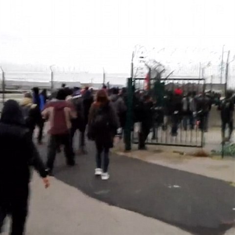 Pstav v Calais byl po snaze uprchlk o nsiln vniknut uzaven.
