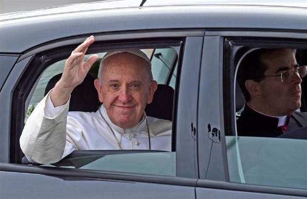 Pape Frantiek se me usmívat. Auto, kterým se vozil bhem návtv Ameriky...