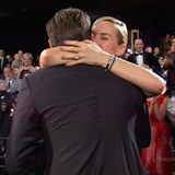 Kate Winslet skoila Leovi kolem krku okamit po vyhlen.