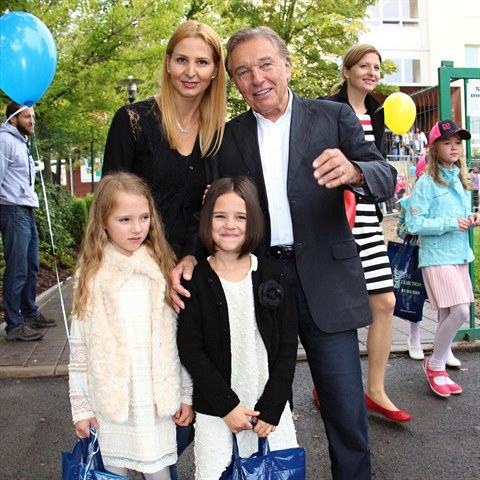 Karel Gott s manelkou Ivanou a dcerami Charlotte Elle a Nelly Sofi.