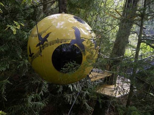Stromov domky Free Spirit Spheres v Kanad.