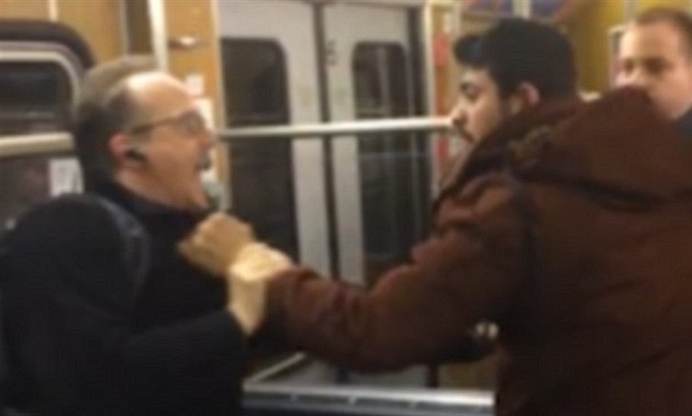 Afghántí uprchlíci napadli v Mnichov dchodce v metru. Podle vyetovatel...