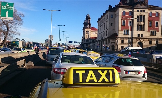 Taxikái nesouhlasí s rozhodnutím magistrátu o maximální povolené cen za...