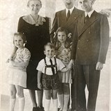 Goebbelsova rodina se strkem Hitlerem.
