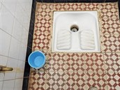 Turecký záchod je odtoková díra v zemi, pouívá se v podepu.