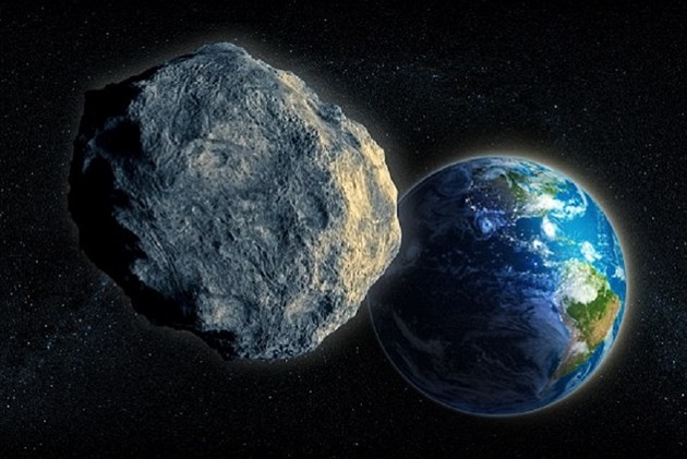 5. bezna Zemi tsn mine asteroid 2013 TX68. Ten proletí dvacetkrát blíe, ne...