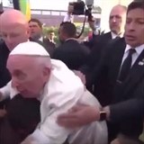 Papee Frantika nenasytn dav strhl, a spadl na invalidu.