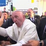 Nebute sobet! Pokral pape ty, kte ho strhli k zemi.