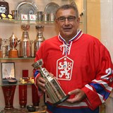Jaroslav Pouzar m ve sbrce ti triumfy ve Stanley Cupu.
