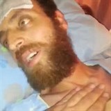 okujc video ukazuje, jak se Mohammed al-Qeeq svj v bolestech.