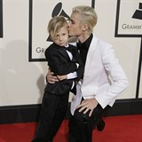 Justin Bieber si na udlen cen GRAMMY pivedl estiletho brku. Snail se na...