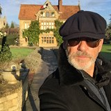 Pierce Brosnan se na facebooku pochlubil s ubytovnm ve staroanglickm hotelu...