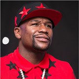 Floydovi Mayweatherovi se pkn zapaluj ltka. Nael si mladou prodavaku a...