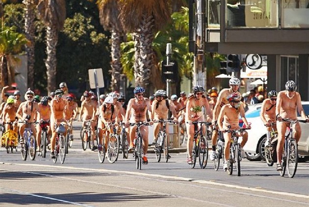 Na dv stovky nahých cyklist se projelo ulicemi australského Melbourne. Konala...