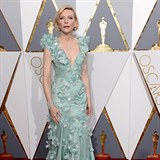 Cate Blanchett jako jedna z mla nevsadila na tmavou rbu, ale zahalila se do...