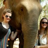 Izzy a Beth se krtce ped svou smrt fotily se slony.