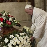 Pape Frantiek neskrval smutek, kdy se piel rozlouit se svou zesnulou...