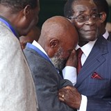 lenov Mugabeho vldnouc strany ZANU-PF svho vdce miluj a povauj ho za...