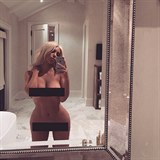 Kim Kardashian sdlela v pondl rno na Twitteru svou nahou fotku v zrcadle.