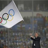 Thomas Bach s vlajkou Olympijskch her.