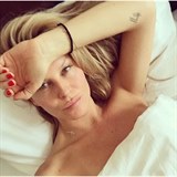 Simona se na svm instagramu pochlubila novou a zrove prvn malvkou na ruce.