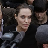 Angelina jolie pi nvtv uprchlickho tbora v Athnch.