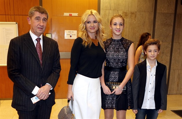 Andrej Babi s partnerkou Monikou a jejich dvma dtmi. Dalí dv dcery má...