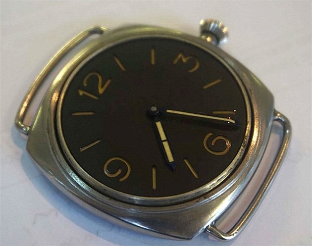 Obyejn se tváící staré hodinky zakoupené na bleím trhu se podailo v aukci...