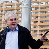 Vychzkovou hlkou Milo Zeman poukzal na krsy lnskho sklenku.