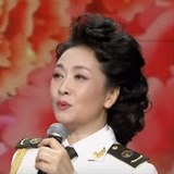 Peng Liyuan je krsn a um zpvat.