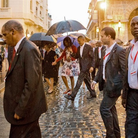 Michelle a Barack Obamovi na prochzce po historick sti Havany.