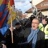 Miroslav Kalousek jako bui mv tibetskou vlajkou v ele demonstrace proti...