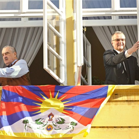 Vyvovn tibetsk vlajky je v tchto dnech otzka spe postoje ohledn...
