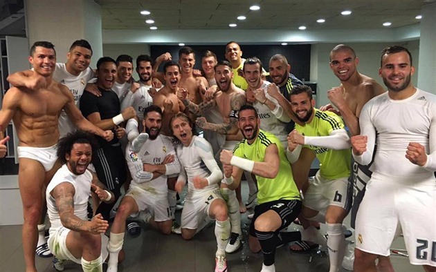 Fotbalisté Realu oslavují výhru nad Barcelonou. Ronaldo je úpln vlevo.