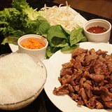 Vietnamsk pokrm Bn cha se tradin pipravuje z vepovho boku.