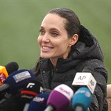 Angelina se vnuje problematice uprchlk od roku 2001. Neuvte, co bhem sv...