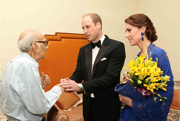 Princ William a vévodkyn Kate bhem setkání s devadesátiletým obdivovatelem.