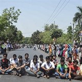 Banglad隚t studenti protestuj proti vradm liberln smlejcch lid.