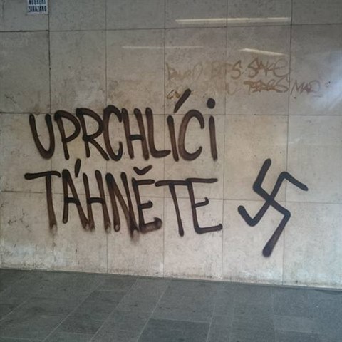 V metru na Karlov nmst vandalov nasprejovali protiuprchlick npisy a...