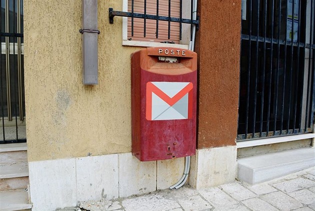 Potovn schrnky jsou polepeny logem Gmailu.