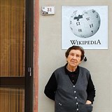Jedna z nejstarch obyvatelek vesnice coby moudr Wikipedie.