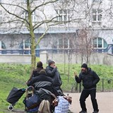 Migranti na lavice v londnskm Green Parku.