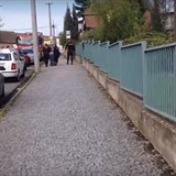 Po skoku sebevraha policist pedali zchranm k pevozu do psychiatrick...