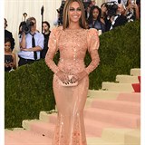 Beyonce pedvedla model z latexu.